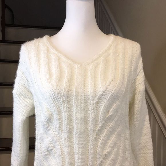 CUPCAKE Ivory Long Sleeve V-Neck Cable Chunky Cable Knit Sweater Sz M NWT - Picture 9 of 13